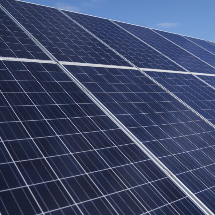 disposicion de paneles solares de angulo bajo